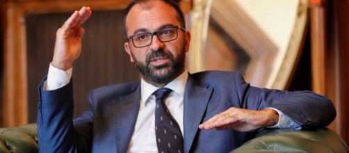 Il ministro dell'istruzione lascia e Trizzini attacca "Restituisca i soldi"