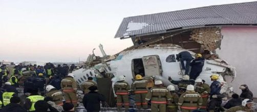 Kazakistan, precipita aereo con a bordo quasi 100 persone: almeno 12 morti e 60 feriti
