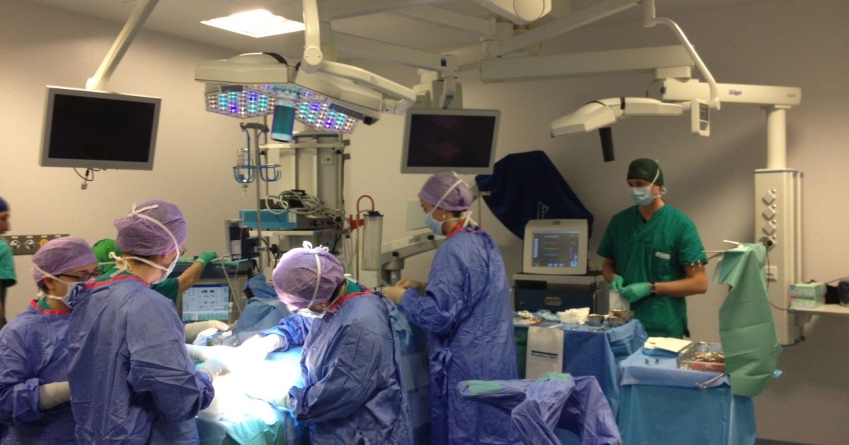 Torino, musicista suona mentre viene operato al cervello il video