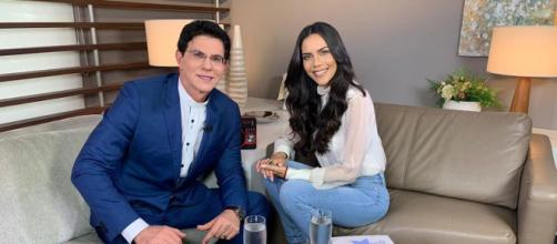 Padre Reginaldo Manzotti e Daniela Albuquerque (Rede TV/Divulgação)