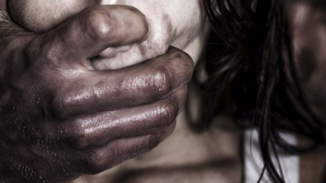 Firenze: donna di 53 anni rinchiusa in un pollaio e abusata dall'ex cognato.