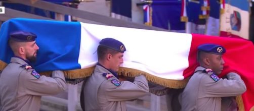 La France a rendu hommage aux 13 soldats morts au Mali. Credit: Capture d'écran/ France 24