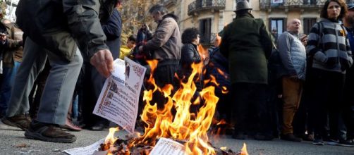Unos 200 independentistas queman ejemplares de la Constitución en Barcelona