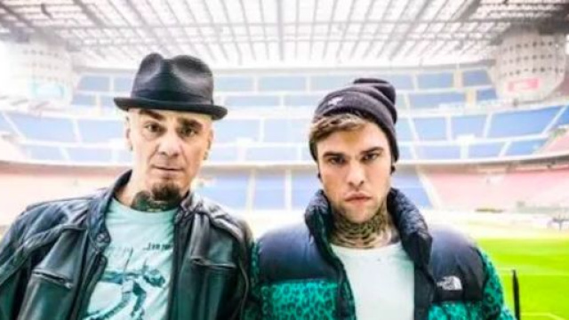 J Ax a sinistra, Fedez a destra.