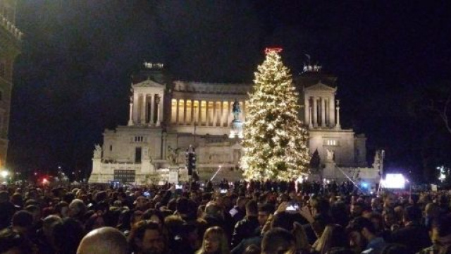 Spelacchio III si illumina in Piazza Venezia, grande folla ad accoglierlo - foto di fanpage.it