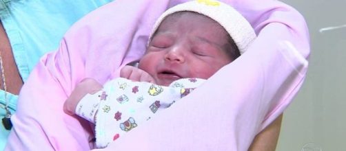 Bebê nasce durante voo e 'força' pouso de emergência em Porto Alegre. (Reprodução/TV Globo)