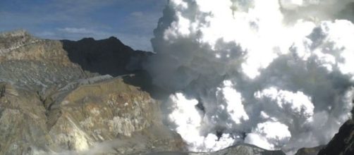 El Volcán Isla Blanca de Nueva Zelanda entró en erupción a primera hora de la tarde del lunes 9 de Diciembre, dejando al menos cinco muertos.