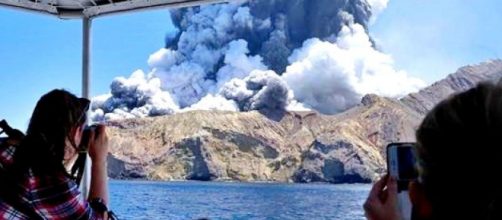 Nuova Zelanda, il risveglio del vulcano Whakaari: morti e dispersi