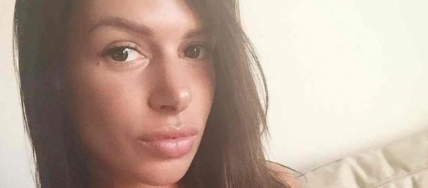 Critiquée par les internautes à cause de ses lèvres trop retouchées, Maeva Martinez pousse un coup de gueule. Critiquée par les internautes à cause de ses lèvres trop retouchées, Maeva Martinez pousse un coup de gueule.