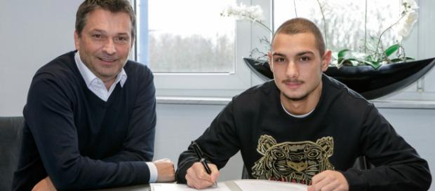 Eigengewächs Ahmed Kutucu erhält Profivertrag bis 30. Juni 2022 ... - schalke04.de Eigengewächs Ahmed Kutucu erhält Profivertrag bis 30. Juni 2022 ... - schalke04.de