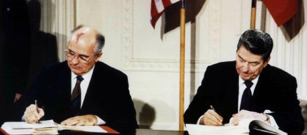 Firma del trattato sulle armi nucleari (1987). Firma del trattato sulle armi nucleari (1987).
