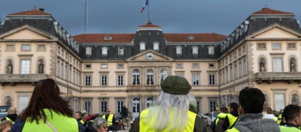 Gilets Jaunes : les médias sont "naïfs" pour Emmanuel Macron Gilets Jaunes : les médias sont "naïfs" pour Emmanuel Macron