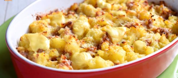 Ricetta Pasta con crema di patate e salsicce. Ricetta Pasta con crema di patate e salsicce.