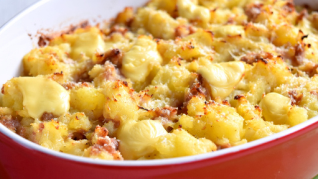 Ricetta Pasta con crema di patate e salsicce.