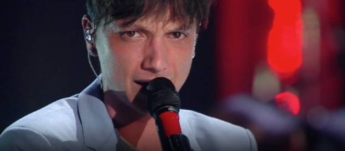 Il cantante Ultimo mentre partecipa a Sanremo 2019.