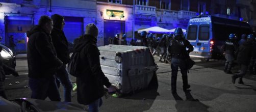 Torino, scontri centri sociali: bus assaltato e 12 fermati, Salvini: 'Pacchia finita'