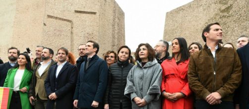 Una gran multitud exige a Sánchez en la Plaza de Colón elecciones ya