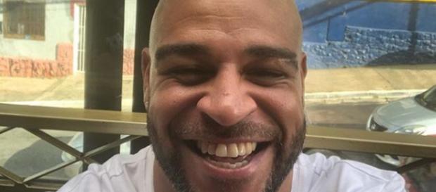 Adriano posta foto sorrindo em dia de tragédia. Foto: Instagram Adriano Imperador Adriano posta foto sorrindo em dia de tragédia. Foto: Instagram Adriano Imperador