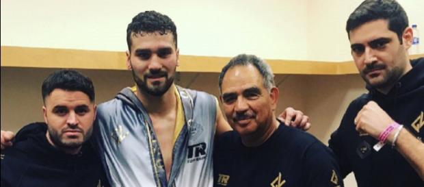 Guido Vianello celebra con il suo staff la sua seconda vittoria (in due match) da professionista Guido Vianello celebra con il suo staff la sua seconda vittoria (in due match) da professionista