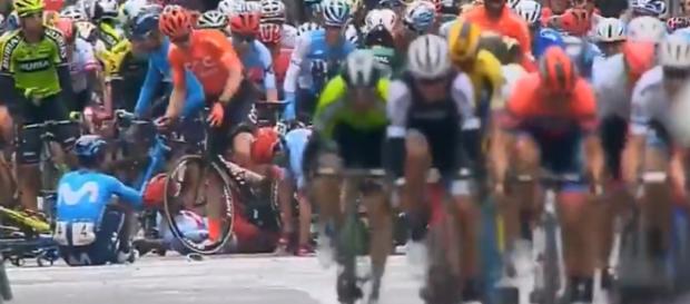 La caduta nel finale dell'ultima tappa alla Volta Valenciana La caduta nel finale dell'ultima tappa alla Volta Valenciana