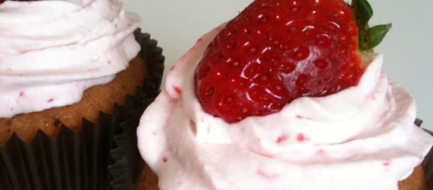 Ricetta cupcake alla fragola con crema mush-mallow. Ricetta cupcake alla fragola con crema mush-mallow.