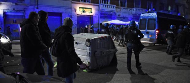 Torino, scontri centri sociali: bus assaltato e 12 fermati, Salvini: 'Pacchia finita' Torino, scontri centri sociali: bus assaltato e 12 fermati, Salvini: 'Pacchia finita'