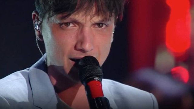 Il cantante Ultimo mentre partecipa a Sanremo 2019.