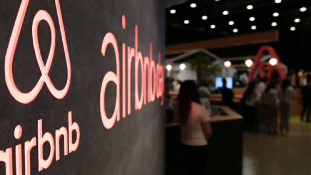 La mairie de Paris attaque Airbnb en justice et réclame une amende record.
