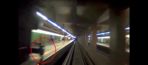 Câmeras flagram menino de 3 anos que morreu atropelado por trem do metrô (Foto: Reprodução)