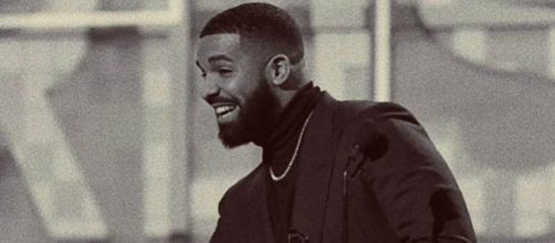 Drake se destacou pela elegância no palco (Reprodução/Instagram)