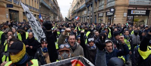 Gilet gialli si scontrano tra loro nelle vie di Lione. foto repertorio - tpi.it