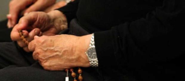 A Novara un prete si innamora di una donna e lascia il sacerdozio A Novara un prete si innamora di una donna e lascia il sacerdozio