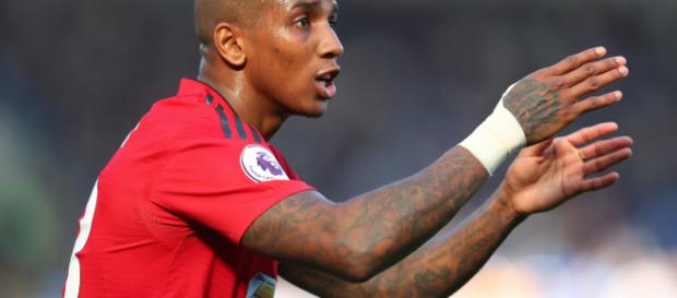 Ashley Young dit oui à Manchester United pour une prolongation Ashley Young dit oui à Manchester United pour une prolongation