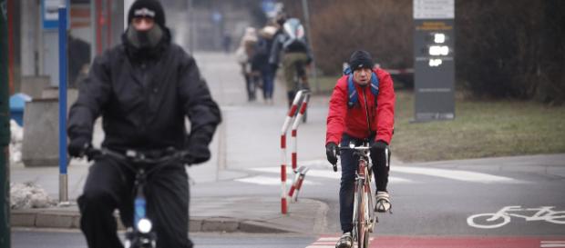 Codice della strada, novità: bici contromano, stop fumo in auto e regole per monopattini Codice della strada, novità: bici contromano, stop fumo in auto e regole per monopattini