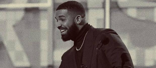 Drake se destacou pela elegância no palco (Reprodução/Instagram) Drake se destacou pela elegância no palco (Reprodução/Instagram)