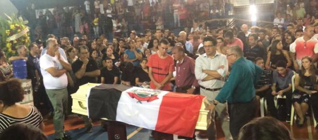 Gedinho de 14 anos velado em Itararé na noite deste domingo (10). Foto: Airton Salles Jr. Gedinho de 14 anos velado em Itararé na noite deste domingo (10). Foto: Airton Salles Jr.