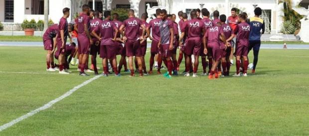 Jogadores do Bangu passam momentos de angústia com incêndio ocorrido nesta tarde. Foto: Divulgação Jogadores do Bangu passam momentos de angústia com incêndio ocorrido nesta tarde. Foto: Divulgação