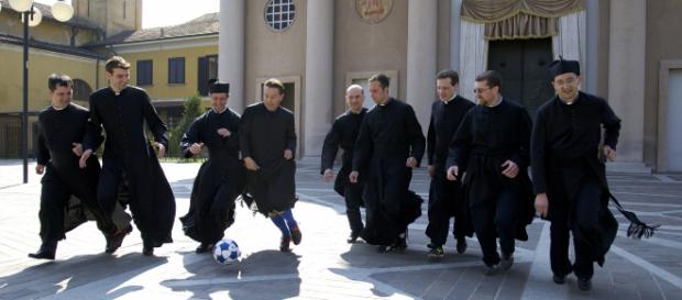 Novara, prete si innamora e lascia il sacerdozio: la decisione in una lettera Novara, prete si innamora e lascia il sacerdozio: la decisione in una lettera