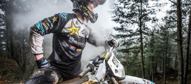 Otranto, si schianta contro un albero mentre fa motocross: Samuele muore a 33 anni Otranto, si schianta contro un albero mentre fa motocross: Samuele muore a 33 anni