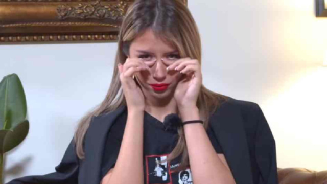 Bouleversée, Dita raconte son harcèlement scolaire et les rumeurs de "michetonnerie" qui ont fâché son père.
