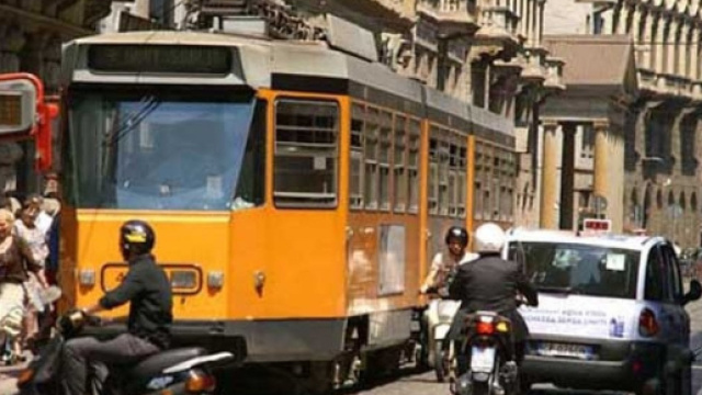 Codice della strada, si cambia: bici contromano, niente fumo e velocit&agrave; massima aumentata in autostrada.
