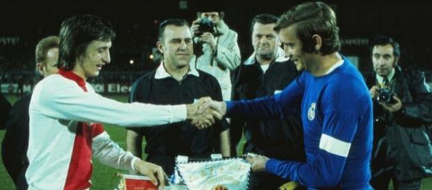 Ajax-Real Madrid, semifinale della Coppa dei Campioni 1972/73: stretta di mano tra i capitani Cruyff e Zoco Ajax-Real Madrid, semifinale della Coppa dei Campioni 1972/73: stretta di mano tra i capitani Cruyff e Zoco