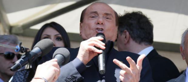 Silvio Berlusconi accusa: 'Italiani fuori di testa, mi votano solo 5 o 6 persone su 100' Silvio Berlusconi accusa: 'Italiani fuori di testa, mi votano solo 5 o 6 persone su 100'