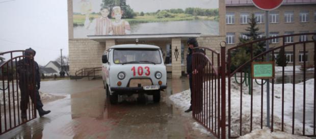 Bielorussia, studente di 15 anni aggredisce la professoressa e i suoi compagni di classe. Bielorussia, studente di 15 anni aggredisce la professoressa e i suoi compagni di classe.
