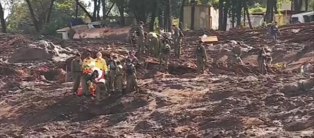 Cinco pessoas são localizadas em Brumadinho (Reprodução Globo) Cinco pessoas são localizadas em Brumadinho (Reprodução Globo)