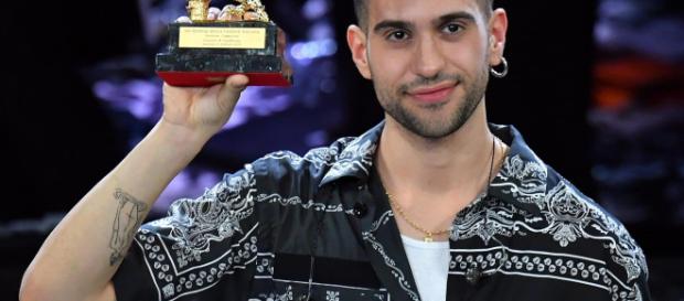 Mahmood, il presidente della giuria d'onore: "eravamo pilotati dai servizi segreti" Mahmood, il presidente della giuria d'onore: "eravamo pilotati dai servizi segreti"
