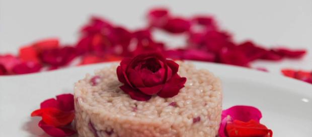 Ricetta risotto ai petali di rosa. Ricetta risotto ai petali di rosa.
