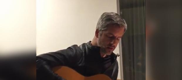 Victor Chaves grava vídeo e ironiza denúncia de sua ex-mulher - Foto/Reprodução/Youtube Victor Chaves grava vídeo e ironiza denúncia de sua ex-mulher - Foto/Reprodução/Youtube
