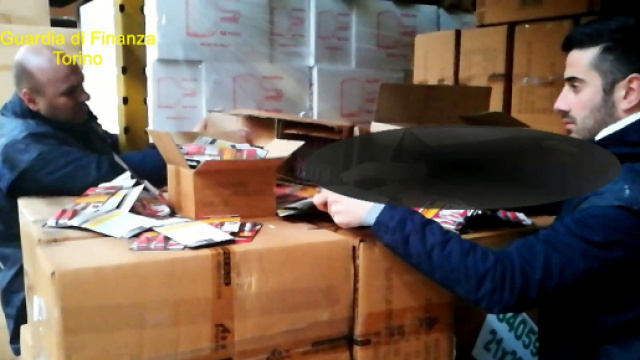 Colla cinese tossica, sequestrate 700 mila confezioni dalla Guardia di Finanza