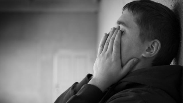 Roma, diciassettenne si lancia dal balcone e muore: aveva denunciato un tassista.